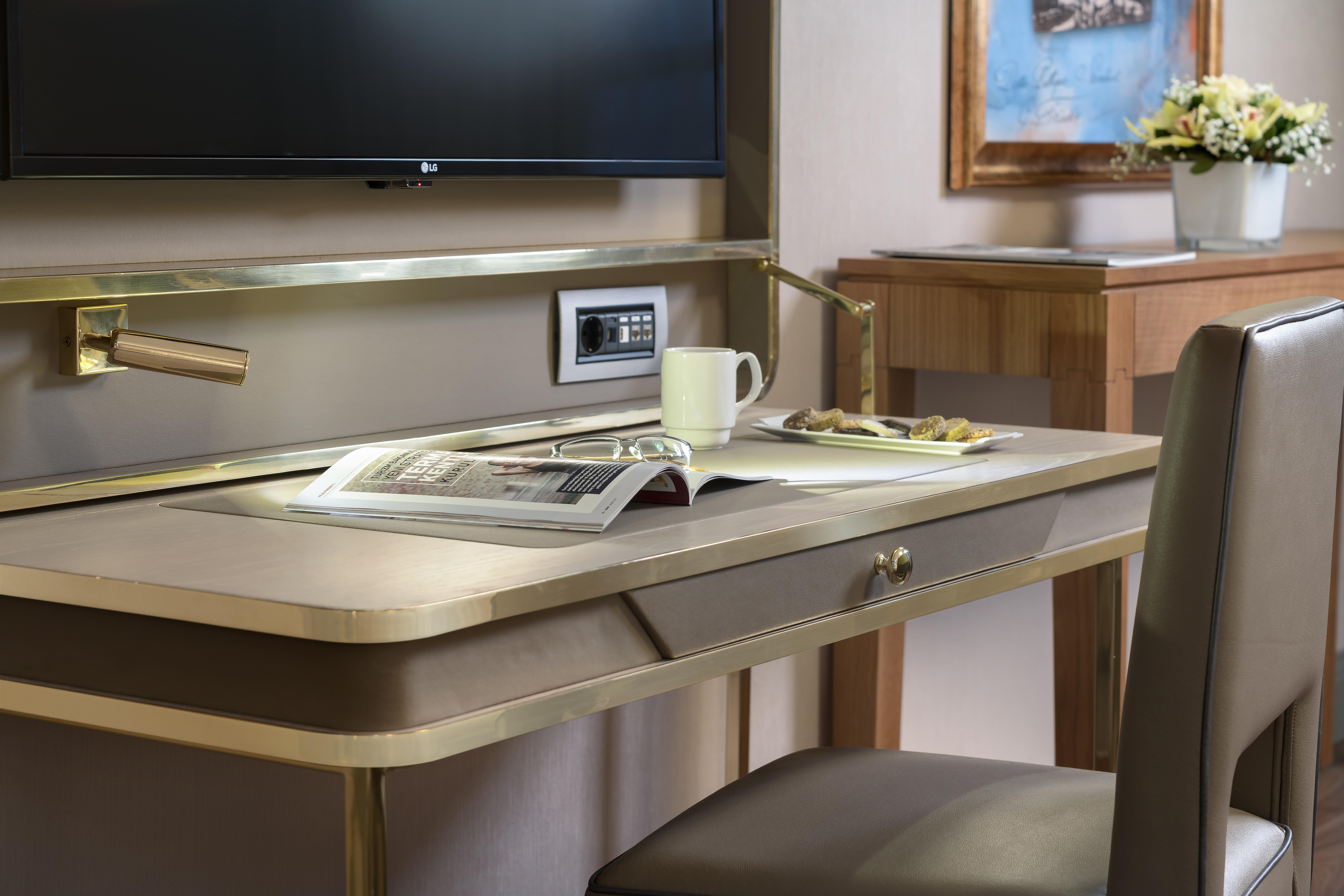 Millennium Istanbul Golden Horn Hotel Luaran gambar A desk in a hotel room