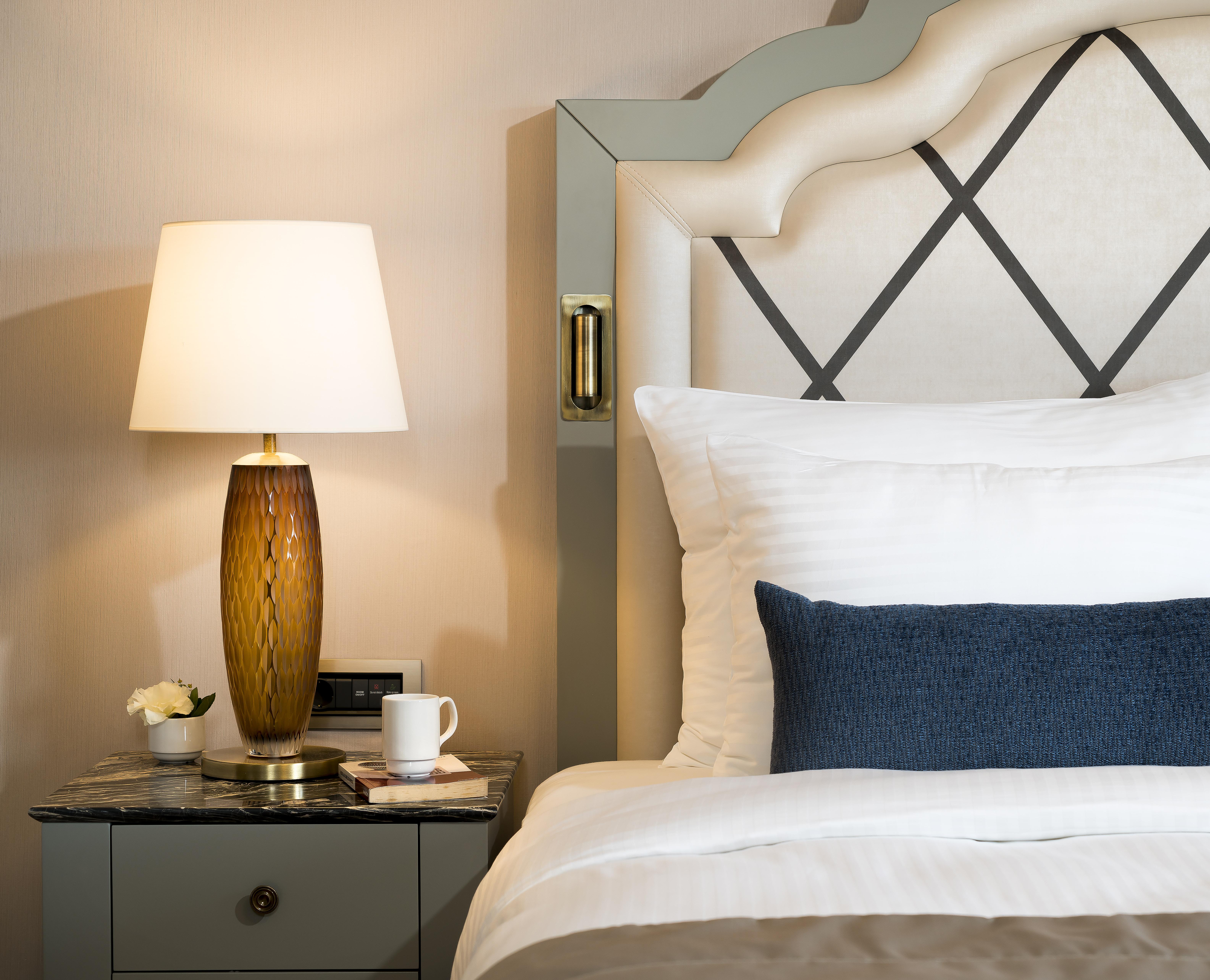 Millennium Istanbul Golden Horn Hotel Luaran gambar A lamp on a bedside table