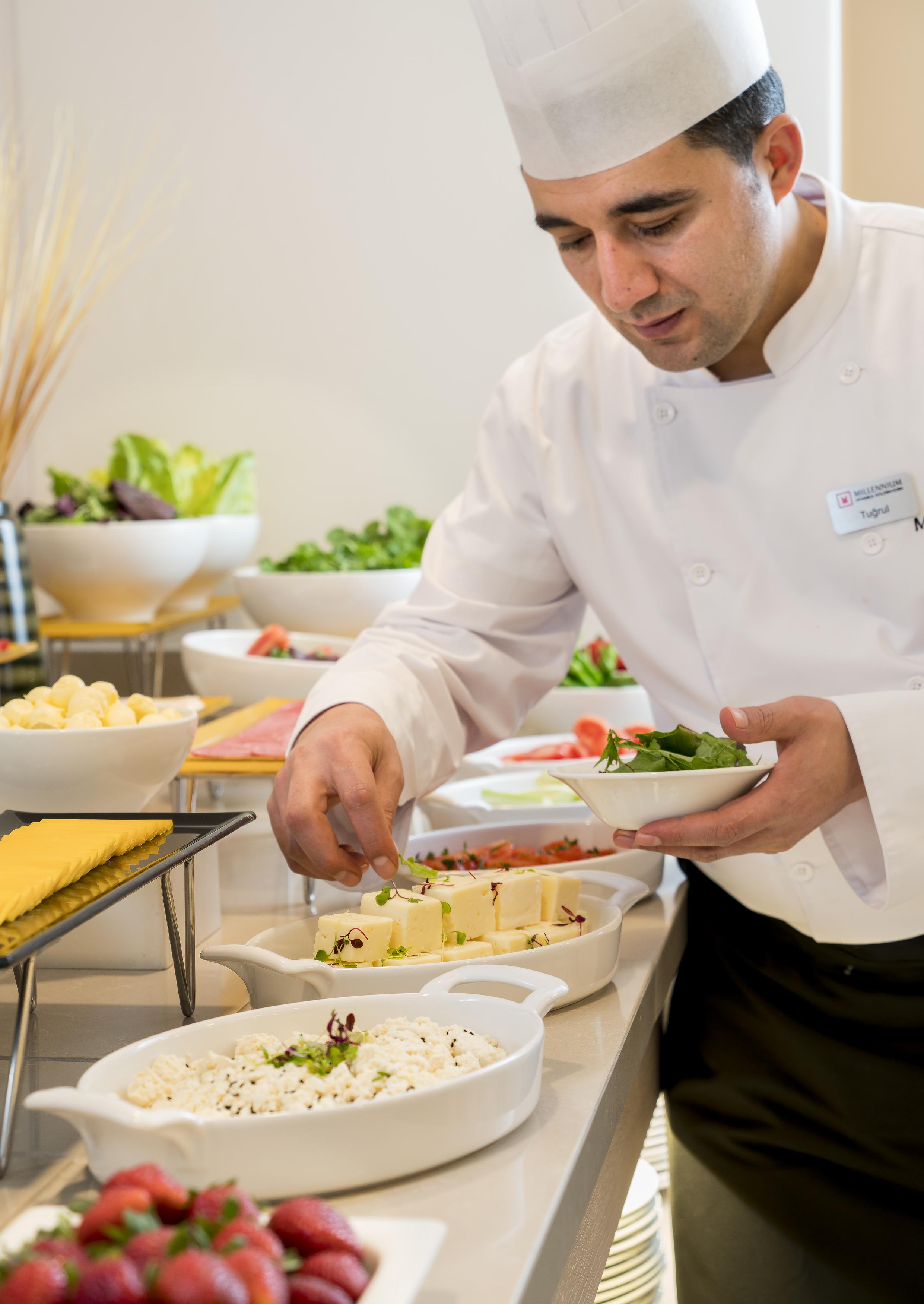 Millennium Istanbul Golden Horn Hotel Luaran gambar A chef preparing food