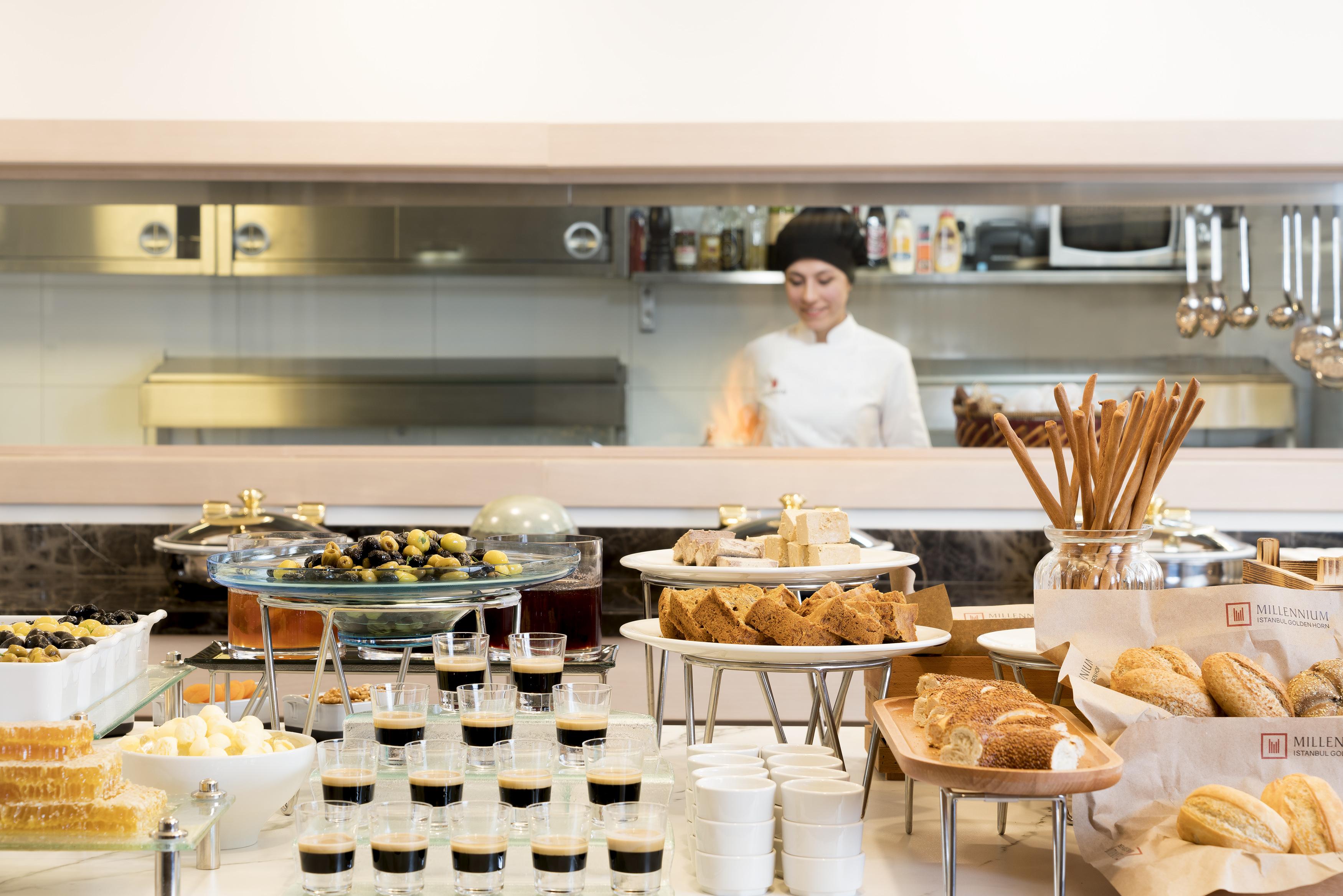 Millennium Istanbul Golden Horn Hotel Luaran gambar A buffet at a hotel