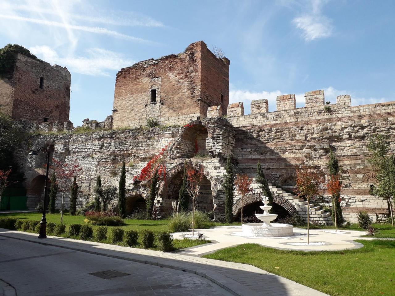 Millennium Istanbul Golden Horn Hotel Luaran gambar The Roman gate